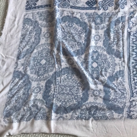 Oversized shawl from Genevieve Dostaler - Picture 6 of 6